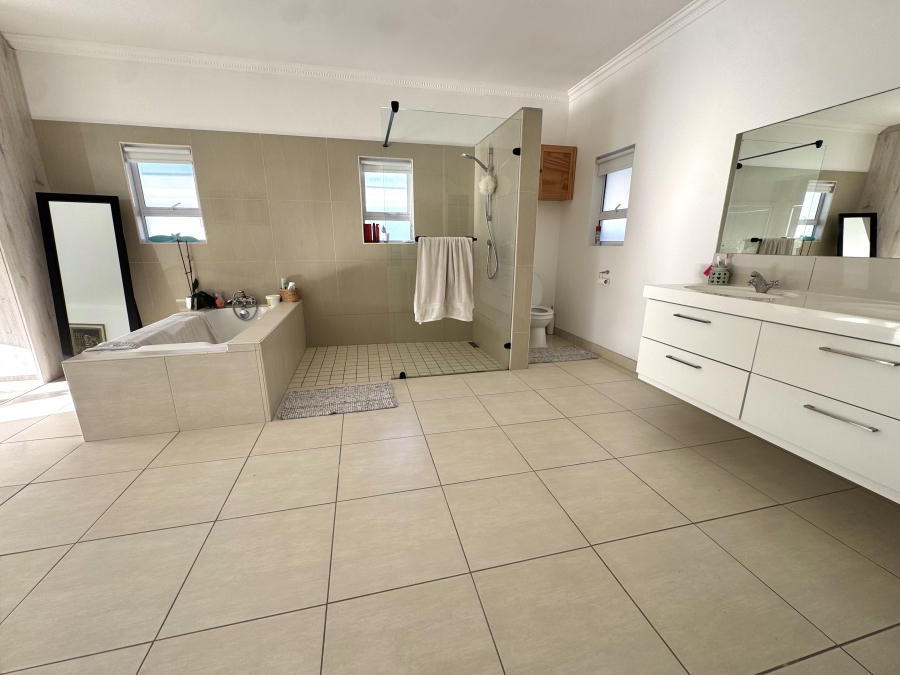 To Let 4 Bedroom Property for Rent in Grotto Bay Western Cape